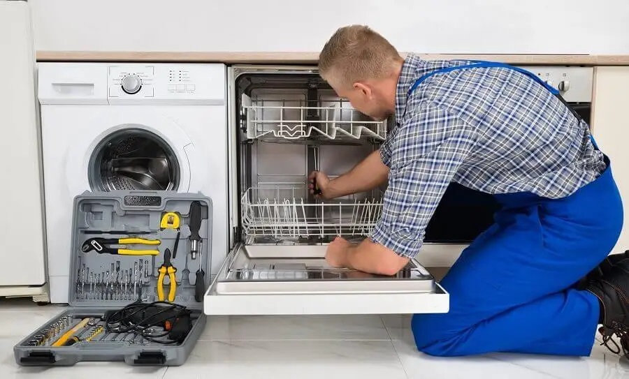 Taraklı Termoteknik servisi teknisyen ekibi beyaz eşya tamiri yaparken